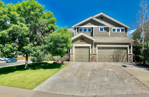Castle Rock House | Beautiful Getaway Sleeps12 + Hot Tub + King Beds + Movie Room + Playground