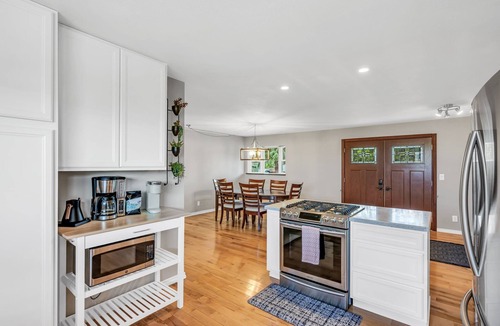 Lincoln Park House | Beautiful home on the bluff overlooking river and mountain views with hot tub!