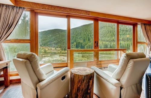 Lakeside Village Condo | Beautiful Lakeside Village 4BR condo - shuttle to slopes, mountain views & more!