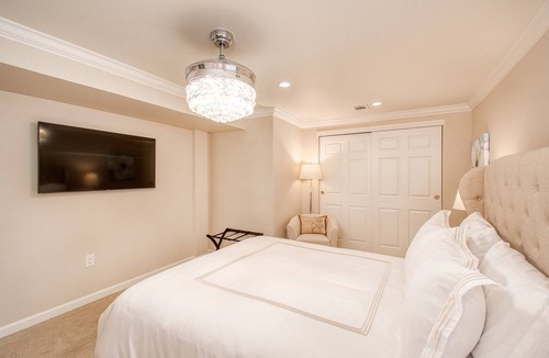 Aurora House | Beautiful…Luxe 3 Bed Guest Suite, Private Entrance, Full Kitchen, Patio and WIFI