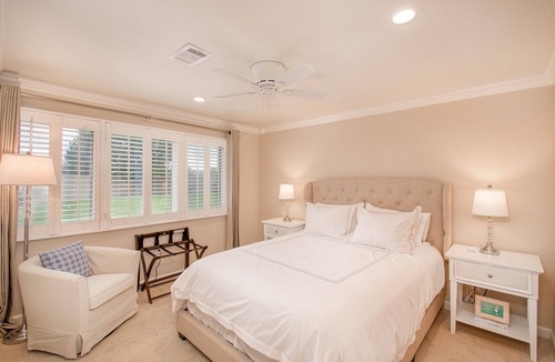 Aurora House | Beautiful…Luxe 3 Bed Guest Suite, Private Entrance, Full Kitchen, Patio and WIFI