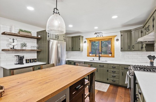 Evergreen Cabin | Beautiful, luxurious Evergreen cabin nestled in the mountains w/great views!