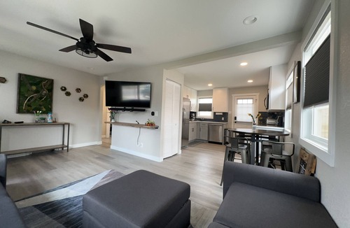 Harvey Park House | Beautiful, Modern, Quiet, Comfy & Private with a Big Back Yard - 30+ day stays