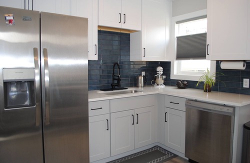 Harvey Park House | Beautiful, Modern, Quiet, Comfy & Private with a Big Back Yard - 30+ day stays