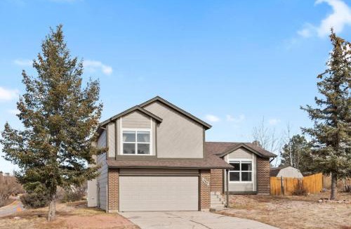 Monument House | Beautiful Mountain Views Close to Hiking Trails