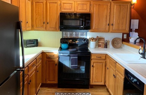 Avon House | Beautiful Mountainside Home with Vaulted Ceilings & Fireplace. Free shuttle too!