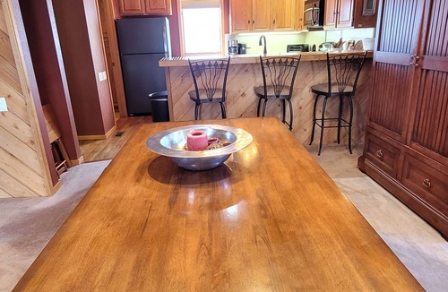 Avon House | Beautiful Mountainside Home with Vaulted Ceilings & Fireplace. Free shuttle too!