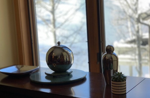 Avon House | Beautiful Mountainside Home with Vaulted Ceilings & Fireplace. Free shuttle too!