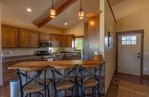 Lake Hatcher Park House | Beautiful New Home | Mountain Views, Fenced Yard