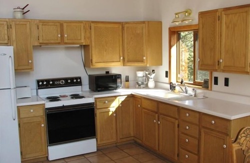 Rainbow Valley House | Beautiful Secluded Mountain Home in Divide with Pikes Peak views. King sized bed