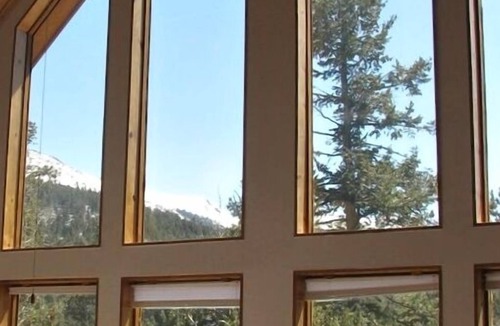 Rainbow Valley House | Beautiful Secluded Mountain Home in Divide with Pikes Peak views. King sized bed