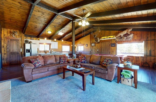 Ponderosa Pines Cabin | Beautiful South Fork home w/private deck & hot tub, full kitchen, and free WiFi