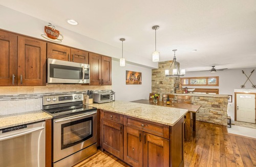 Four O'Clock House | Beautiful, Spacious Townhome w/Garage! Ski In, Walk to Main St., W/D, Pool/Tubs