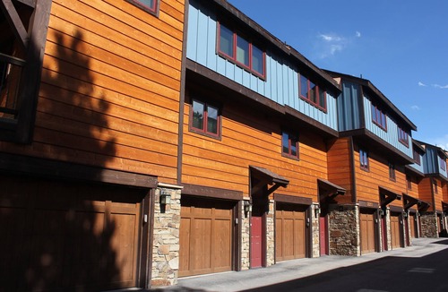 Four O'Clock House | Beautiful, Spacious Townhome w/Garage! Ski In, Walk to Main St., W/D, Pool/Tubs