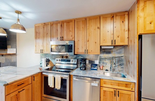 Steamboat Springs Condo | Beautiful studio close to Thunderhead Lift w/shared pool & hot tub, WiFi, deck