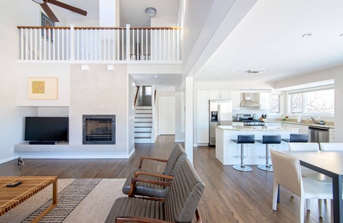 Wonderland Hills House | Beautiful Townhouse on Wonderland Lake