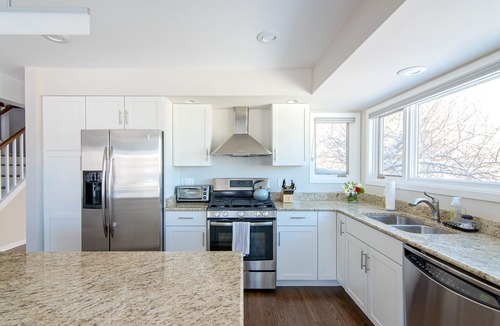 Wonderland Hills House | Beautiful Townhouse on Wonderland Lake