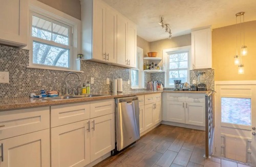 Edgewater House | Beautiful Updated 3BD/2BT Home Near DT and Close to Mountains-Backyard w/Grill!