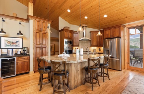 Three Peaks House | Beautiful Upscale Home on the Golf Course with Two Master Suites, Private hot tub