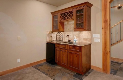 Three Peaks House | Beautiful Upscale Home on the Golf Course with Two Master Suites, Private hot tub