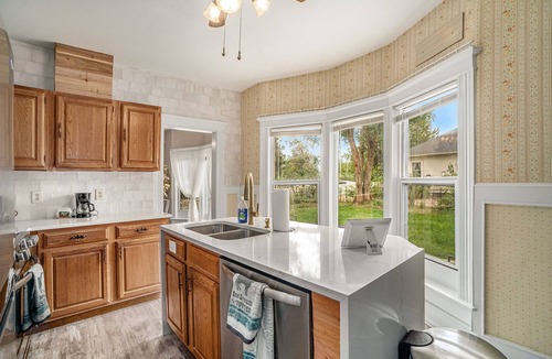 Castle Rock House | Beautiful Victorian 4 Bedroom downtown Castle Rock