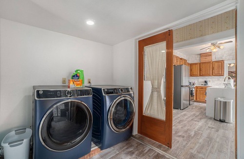 Castle Rock House | Beautiful Victorian 4 Bedroom downtown Castle Rock