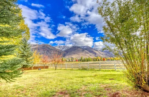 Trimble House | Beautiful yard, near hot springs/trails, dogs welc