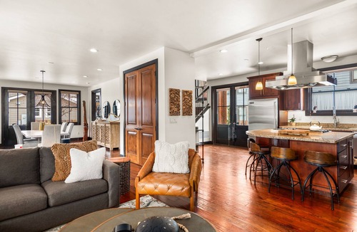 Basalt House | BEAUTIFULLY FURNISHED spacious family retreat in the heart of Willits