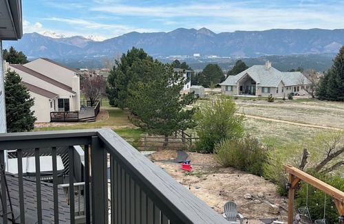 Gleneagle House | Beautifully renovated 4 bedroom house 2 minutes from AFA North Gate
