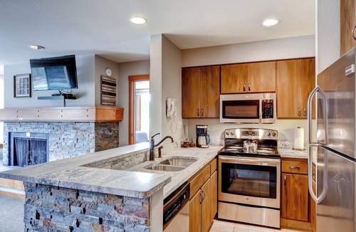 Lakeside Village Condo | Beautifully Renovated 1Br Condo~Sleeps up to 4