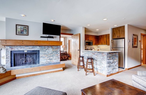 Lakeside Village Condo | Beautifully Renovated 1Br Condo~Sleeps up to 4