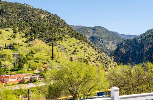 Glenwood Springs House | Beautifully Updated Room w/River Views near History Buffs and Outdoor Fun