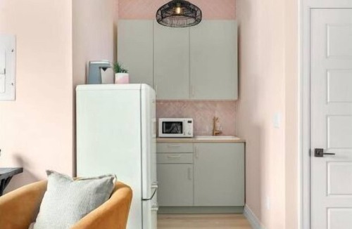 Golden Triangle Apartment | Becca Reitz Art Suite 110