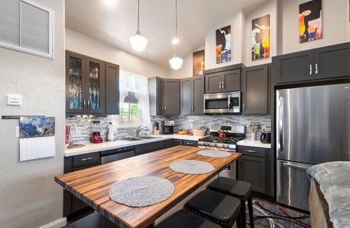 Grand Junction Apartment | Best Downtown Getaway 4 blocks from main street food bars and shopping