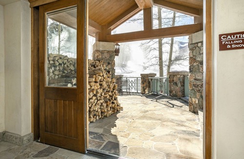 Highlands Townhomes Condo | Best Rates on Beaver Creek's best ski in ski out- McCoy Peak lodge