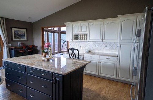 Bailey House | Best view! Infinity Swing, Spa, Decks, Big Kitchen, 3,100 Sq Ft, A/C, Ping Pong