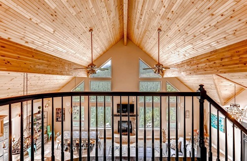 Evergreen House | BEST VIEWS 4 BDR Mountain Home. SKI, Red Rock, 26 mins to DENVER. HOT TUB!