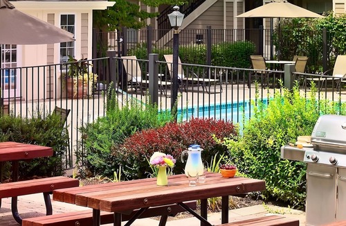 East Colorado Springs Apartment | Better Choice for your Vacation! On-site Pool, Full Kitchen, FREE Parking!