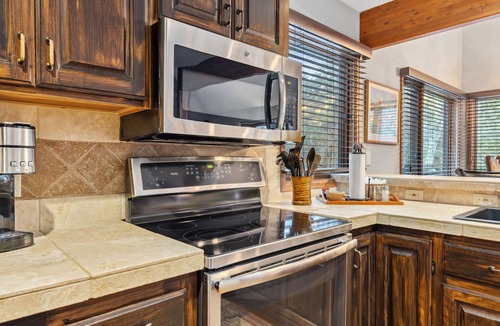 Aspen Brook Cabin | Bierhaus Cabin - Walk to RMNP, River Access! A/C.