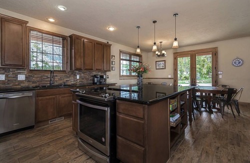 Fraser House | Big 3 Story Home, Shuttle, Hot Tub, Close!