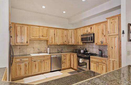 Steamboat Springs House | Big Kitchen - On Ski Bus Line - Comm Hot Tub