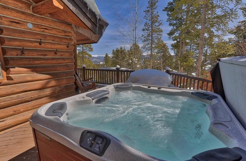 Breckenridge House | Black Bear Lodge, Beautiful 3BR Cabin with Private Hot Tub