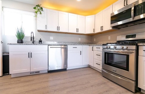 Allendale Area House | Black Brick Retreat/2 full kitchens, 3 full baths
