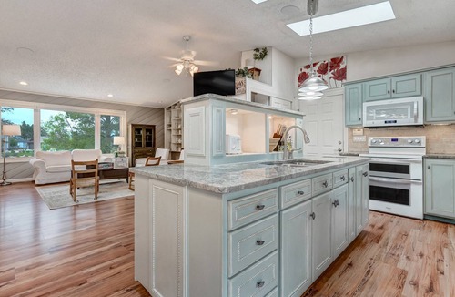 Gleneagle House | Blending Relaxation & Sophistication, Hot Tub, WiFi, Views