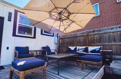 Baker House | "Blue Ox" Charming 2 Bedroom Triplex - S Broadway