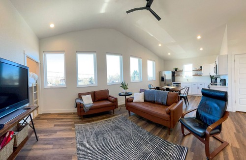 Loveland House | Bluebird Inn Carriage House Downtown Loveland CO