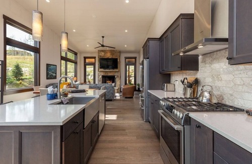 Silverthorne House | BlueViewRetreat backyard HOT TUB, Discounted $349 Cleaning STAY & PLAY amenities