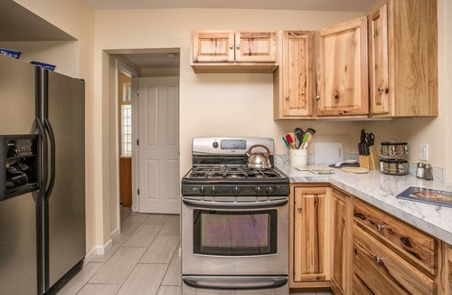 Rifle House | Boho Style, Cozy Home, Big Kitchen, Spacious Near Hot Springs and Winery