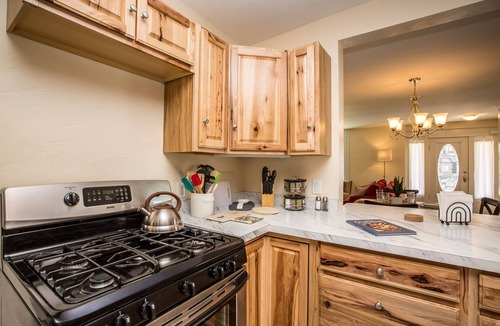 Rifle House | Boho Style, Cozy Home, Big Kitchen, Spacious Near Hot Springs and Winery