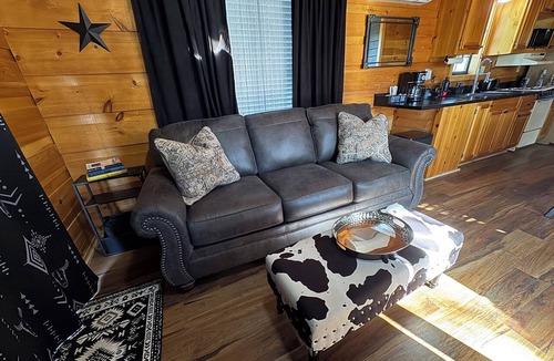 Texanna Cabin | Boulder Ridge Cabin 3: Romantic Lake Eufaula Cabin with Private Hot Tub